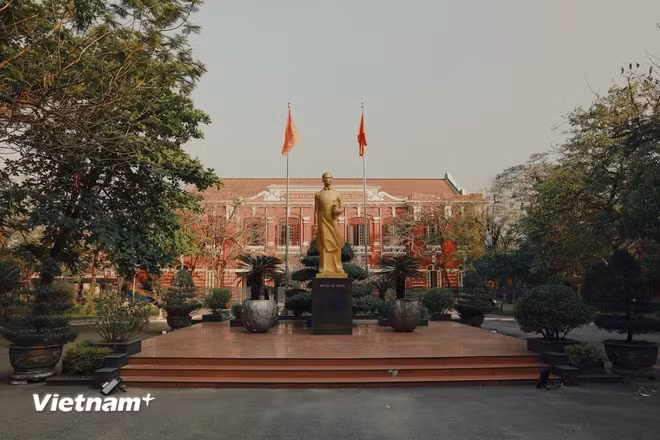 La Escuela Secundaria para Superdotados de Hue es el centro educativo más prestigioso de Hue, donde estudiaron destacados líderes como el Presidente Ho Chi Minh, el secretario general del Partido Comunista Tran Phu, y el General Vo Nguyen Giap. Foto: VietnamPlus