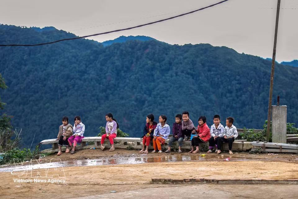 Niños de la aldea de Lang Sang antes de clase. Foto: VNA