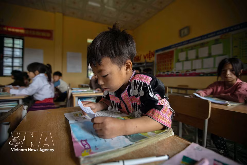 Estudiantes de la minoría étnica Mong durante la clase. Foto: VNA