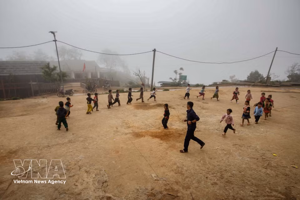 Clase de educación física para alumnos de primer grado en la escuela Lang Sang. Foto: VNA