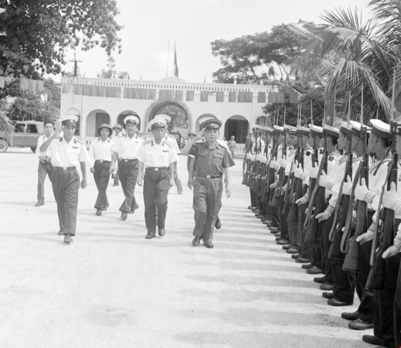 El General Vo Nguyen Giap asiste a la ceremonia por el 20.º Aniversario de la Fundación de la Armada, organizado por el Comando de la Armada (5 de agosto de 1975). Foto: VNA