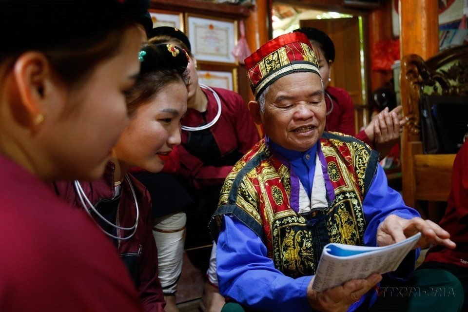 A sus 76 años, Sam Van Dun, artesano de la etnia Cao Lan, continúa investigando, restaurando y preservando diligentemente los valores culturales de su grupo étnico. Foto: VNA