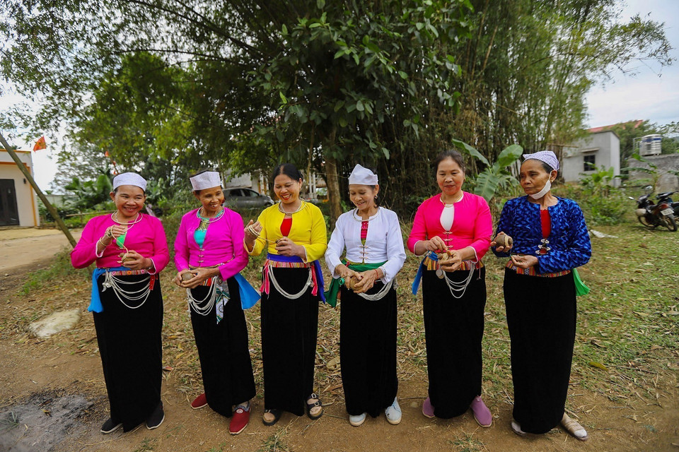 Mujeres del pueblo Muong participan en el juego tradicional “Danh Cu”. Foto: VNA.