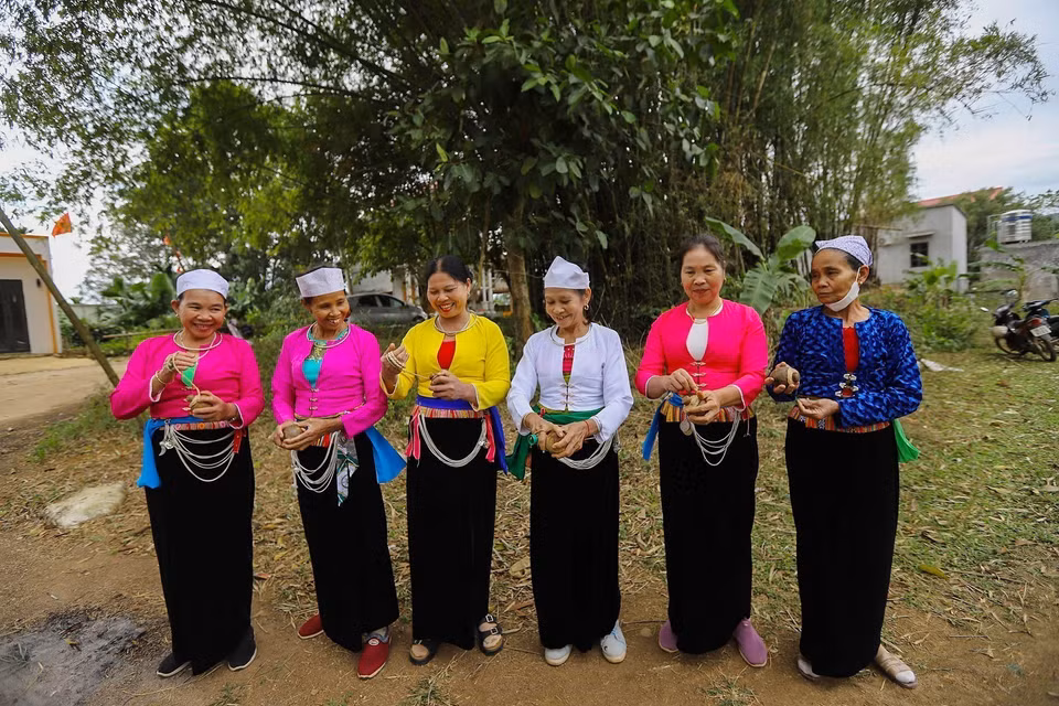 Mujeres del pueblo Muong participan en el juego tradicional “Danh Cu”. Foto: VNA.