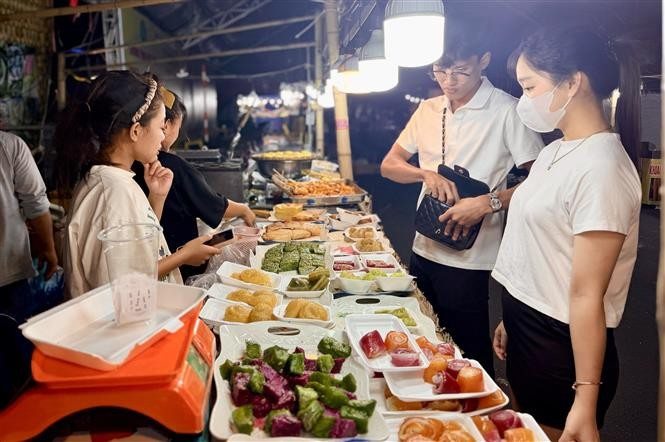 Visitantes recorren los pabellones del Festival de Pasteles Populares del Sur 2025. Foto: VNA