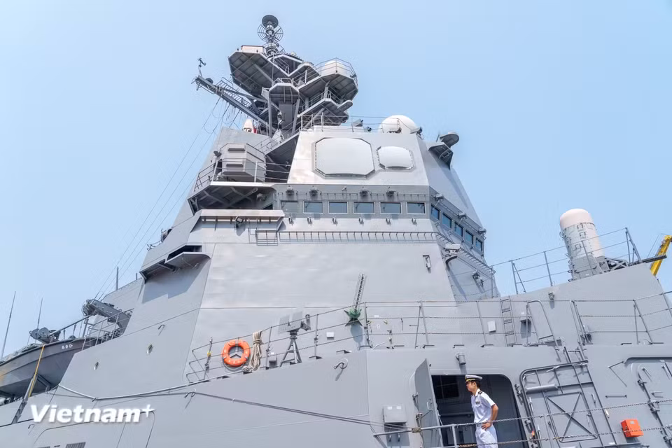 La torre de mando alberga un complejo sistema de radares y antenas sensoras instalados estratégicamente para las operaciones navales. (Foto: Vietnam+)