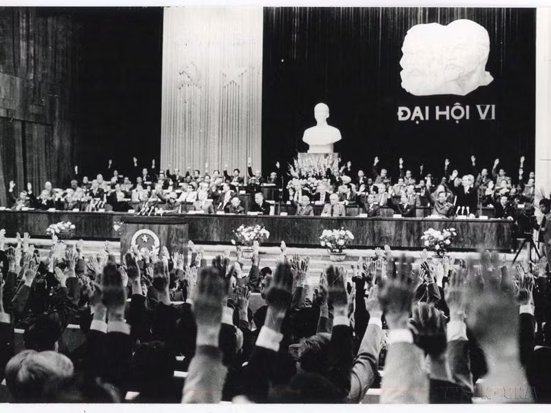 El VI Congreso del PCV delineó la política de la Renovación de Vietnam, un punto crucial en la construcción del socialismo. Foto: VNA