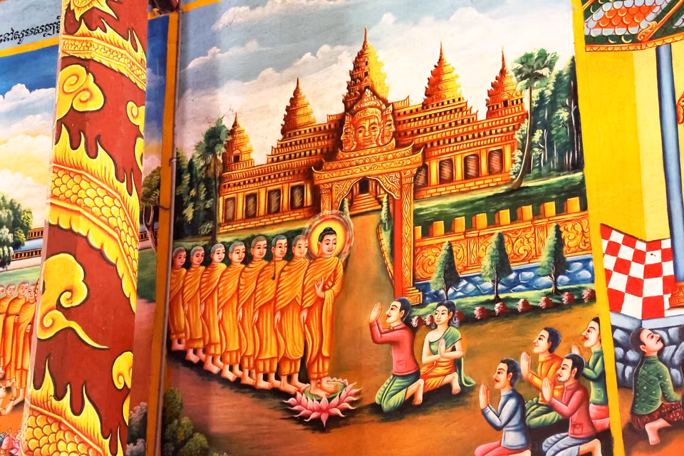 La sala principal está decorada con pinturas que representan la vida de Buda Shakyamuni. Foto: VNA