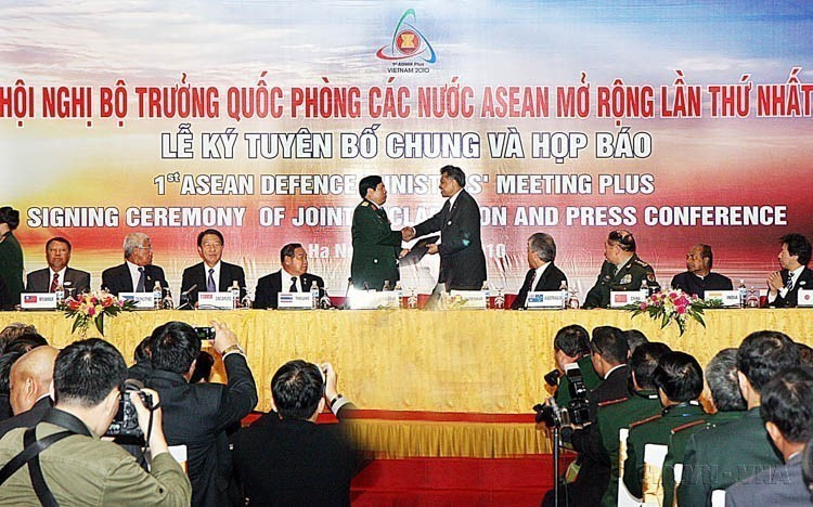 El ministro de Defensa de Vietnam, Phung Quang Thanh, entregó la declaración conjunta al secretario general de la ASEAN, Surin Pitsuwan, en la primera Reunión de Ministros de Defensa de la ASEAN Plus (ADMM+), el 12 de octubre de 2010. Foto: VNA
