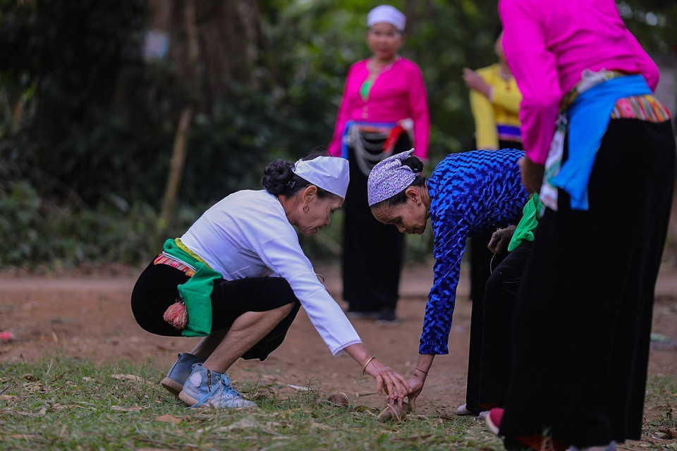 Este juego se practica generalmente en un terreno de tierra plano. Foto: VNA.