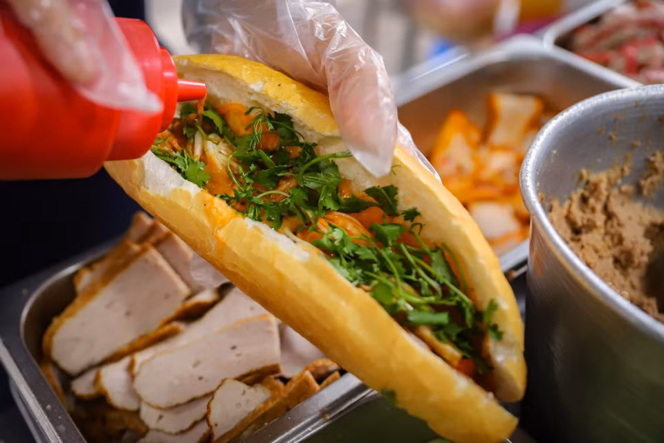 Además de su belleza, el sabor de los sándwiches vietnamitas es un atractivo impresionante para los comensales. (Foto: Vietnam+)