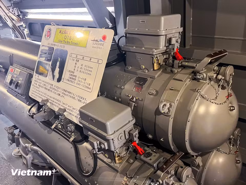 Lanzador de torpedos de superficie (OTST) HOS-303. Según la información expuesta, el sistema tiene aproximadamente 3.800 milímetros de longitud y 1.390 milímetros de altura, y utiliza aire a alta presión para lanzar torpedos Mk46, Type 97 y Type 12. (Foto: Vietnam+)