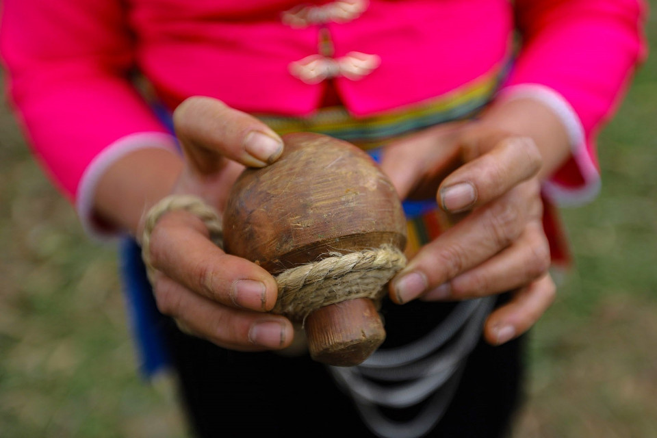 El “cu” (trompo) suele fabricarse con madera dura y se diseña con una forma equilibrada para que pueda girar durante mucho tiempo sobre el suelo. Foto: VNA.