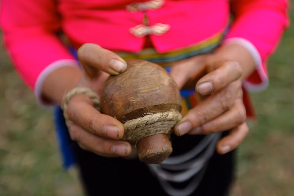 El “cu” (trompo) suele fabricarse con madera dura y se diseña con una forma equilibrada para que pueda girar durante mucho tiempo sobre el suelo. Foto: VNA.