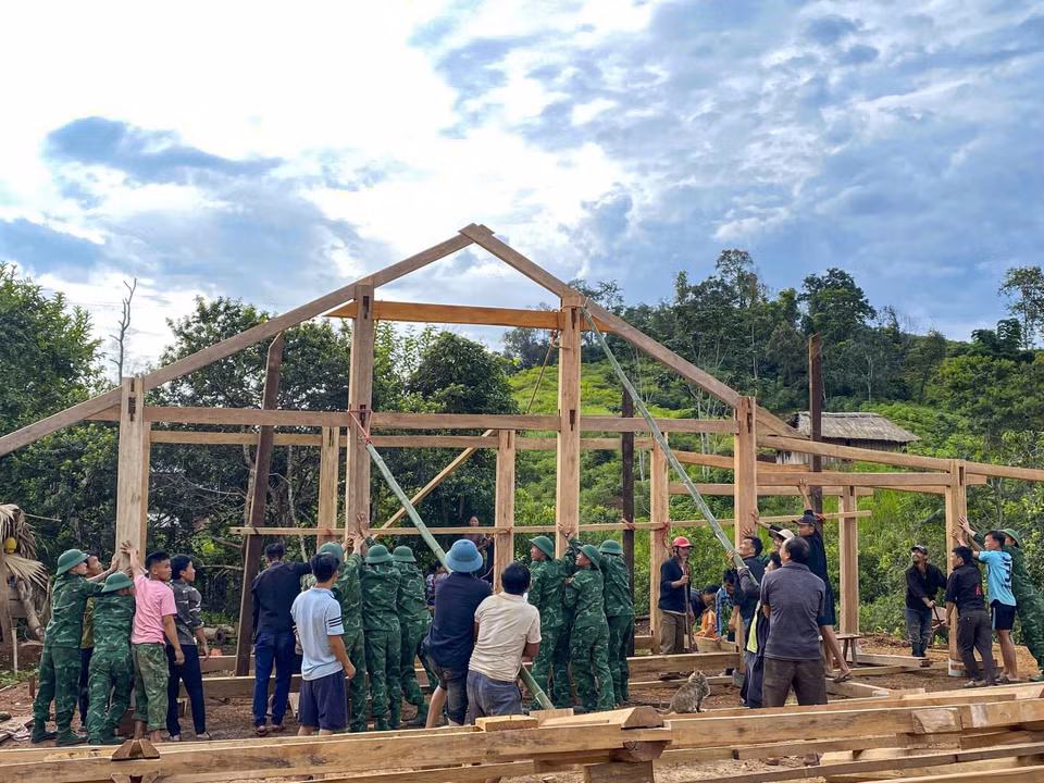 La Guardia Fronteriza de Na Bung apoya la construcción de viviendas para personas de bajos recursos. Foto: VNA