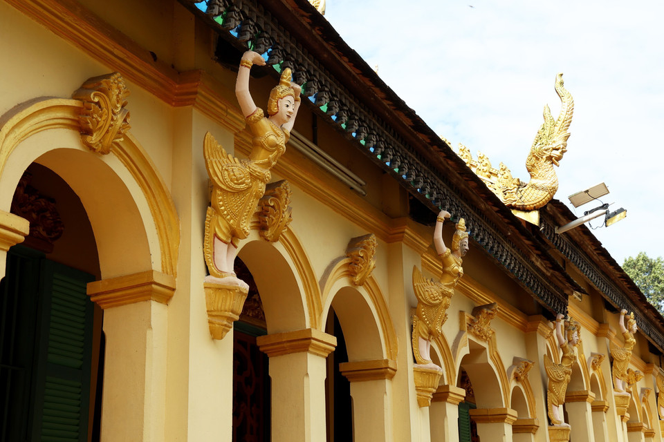 La hermosa arquitectura de columnas arqueadas que rodea la sala principal de la Pagoda Ang. Foto: VNA