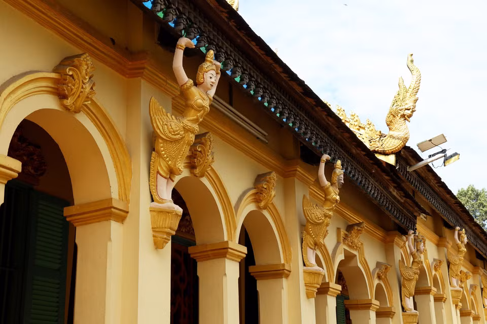 La hermosa arquitectura de columnas arqueadas que rodea la sala principal de la Pagoda Ang. Foto: VNA