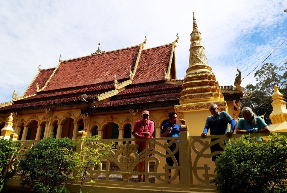 Turistas internacionales visitan la Pagoda Ang. Foto: VNA
