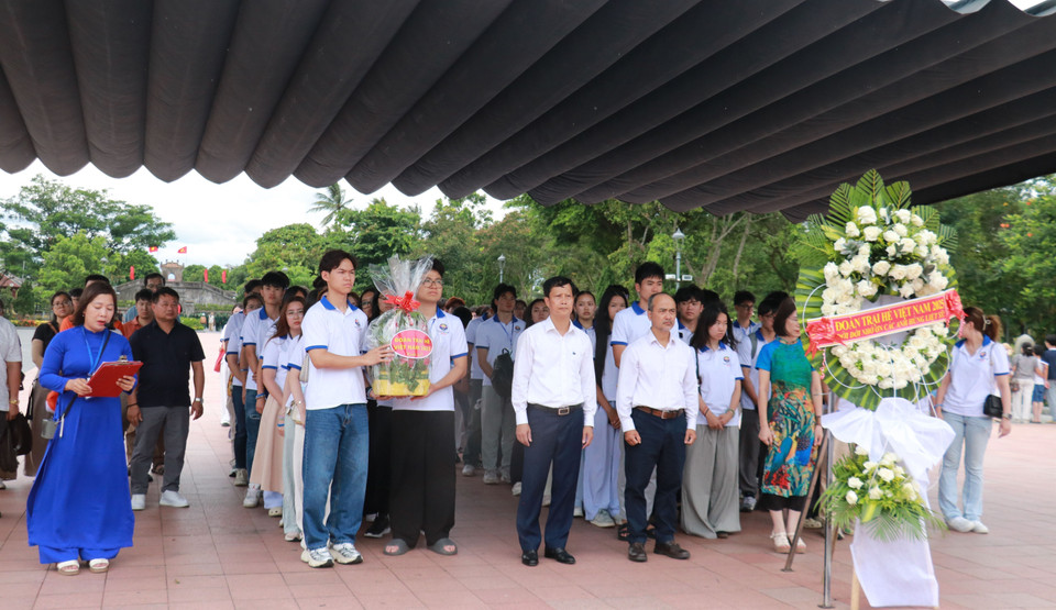 Jóvenes y estudiantes vietnamitas ofrecen incienso a los mártires heroicos en la Ciudadela de Quang Tri. Foto: VNA