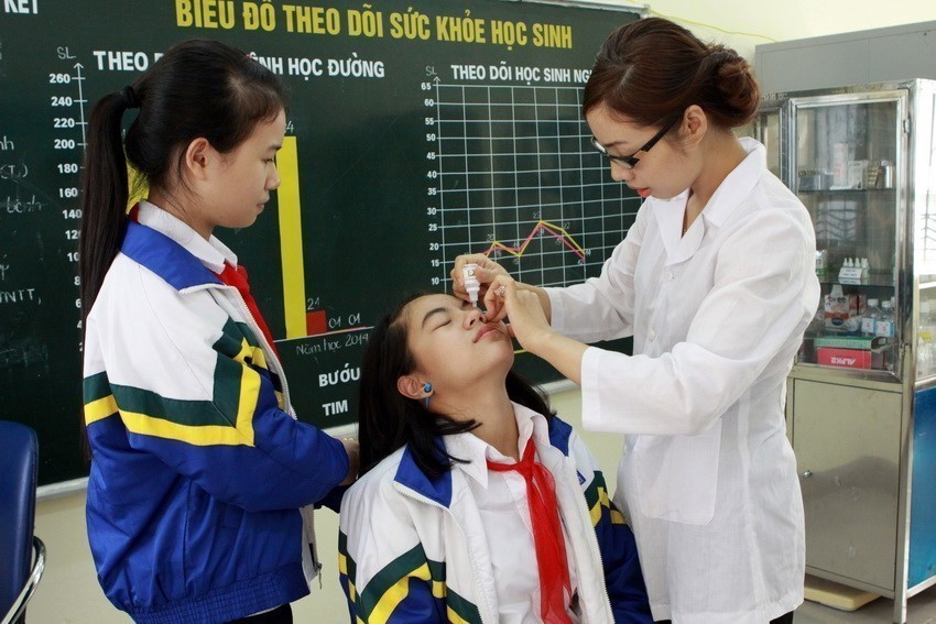 Un control médico periódico gratuito para los estudiantes de la escuela secundaria Doan Ket, distrito de Hai Ba Trung en Hanoi. Foto: VNA