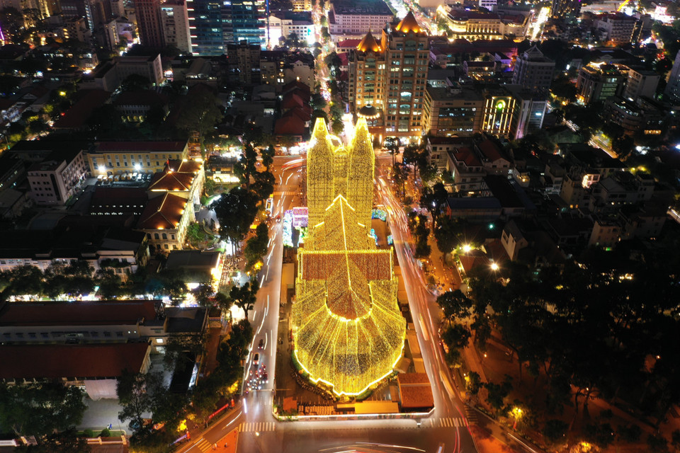 Vista panorámica de la Catedral de Notre Dame en Ciudad Ho Chi Minh decorada para la Navidad. Foto: VNA