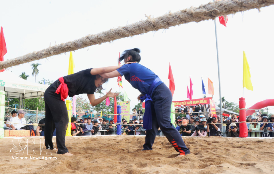 Campeones nacionales y jóvenes luchadoras con medallas participan en los combates inaugurales del festival de lucha de la aldea de Sinh. Foto: VNA.