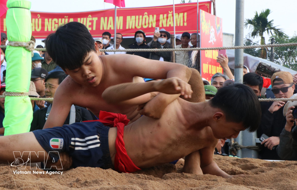 Una característica distintiva del festival es que cualquier persona puede participar en los combates, incluso sin ser residente de la localidad. Foto: VNA.