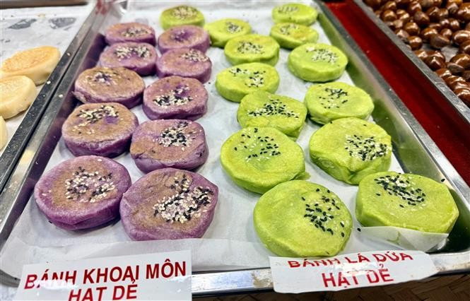 "Banh Khoai mon" (pasteles de taro) y "Banh La dua" (pasteles de hojas de pandan) presentados en el festival. Foto: VNA