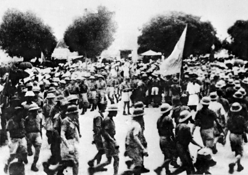El 14 de agosto de 1945, el grupo guerrillero de Ba To avanzó hacia la ciudad de Quang Ngai, uniéndose al pueblo en un levantamiento para tomar el poder. Foto: Archivo de VNA