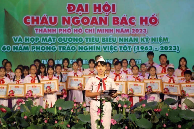 El niño Nguyen Hoang Thang pronuncia un discurso en el programa de reconocimiento de los Niños Buenos del Tío Ho en Ciudad Ho Chi Minh en 2023. Foto: VNA