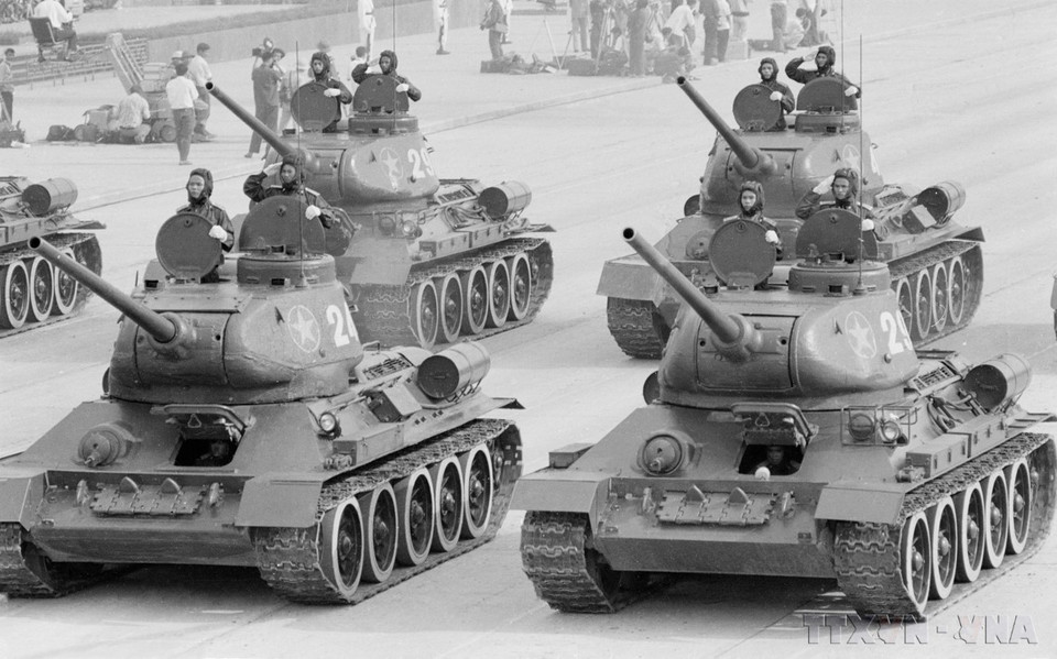 Tanques blindados del Ejército Popular de Vietnam desfilaron ante el escenario. Foto: VNA