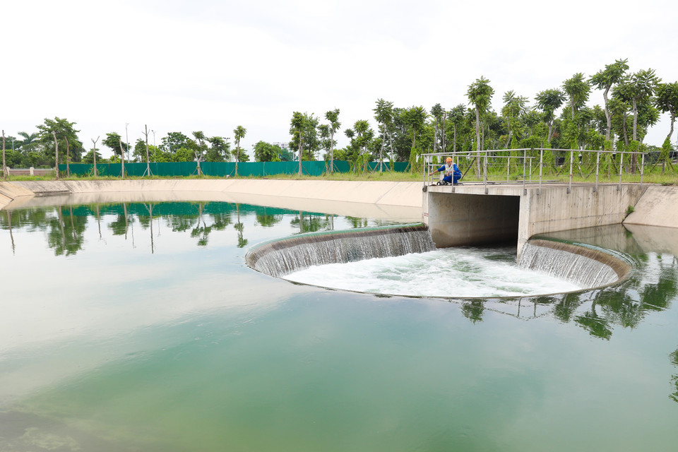 Las aguas residuales, tras ser sedimentadas, filtradas y desinfectadas según los estándares, se vierten al río To Lich. Foto: VNA