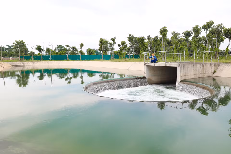 Las aguas residuales, tras ser sedimentadas, filtradas y desinfectadas según los estándares, se vierten al río To Lich. Foto: VNA