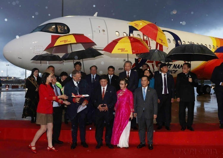 El secretario general del Partido Comunista y presidente de Vietnam, To Lam, presencia la entrega de un nuevo avión de Airbus a Vietjet, decorado con una imagen conmemorativa de los 50 años de relaciones diplomáticas entre Vietnam y Francia. Foto: VNA