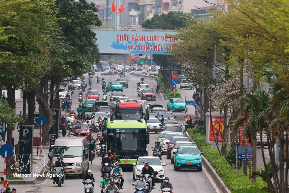 El número de vehículos eléctricos, como autobuses, taxis y motocicletas, aumenta en Hanoi, impulsando la transición hacia soluciones de transporte más limpias. (Foto: VNA)