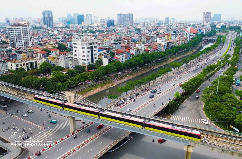 El tren elevado de la línea ferroviaria urbana Cat Linh–Ha Dong circula por el centro de Hanoi, símbolo del impulso al transporte público eléctrico en la capital. (Foto: VNA)