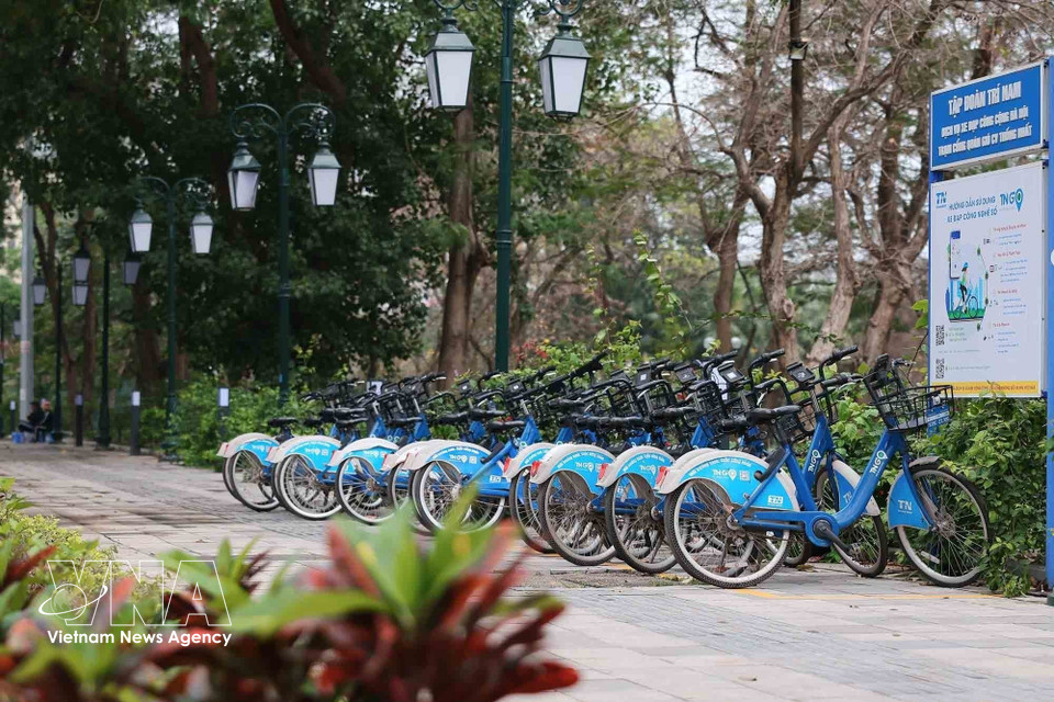 Las estaciones de alquiler de bicicletas públicas se multiplican en distintos puntos de la capital vietnamita. (Foto: VNA)