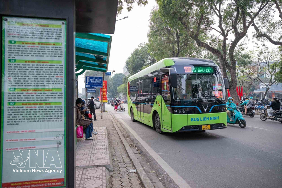 Vehículos eléctricos, incluidos autobuses, taxis y motocicletas, ganan presencia en el tráfico de Hanoi como parte de la transición hacia el transporte verde. (Foto: VNA)