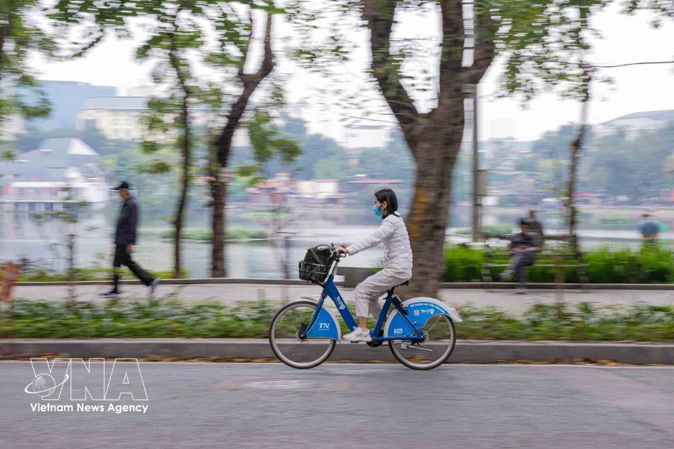 Ciudadanos utilizan bicicletas públicas para desplazarse por Hanoi, una alternativa de movilidad sostenible cada vez más popular. (Foto: VNA)