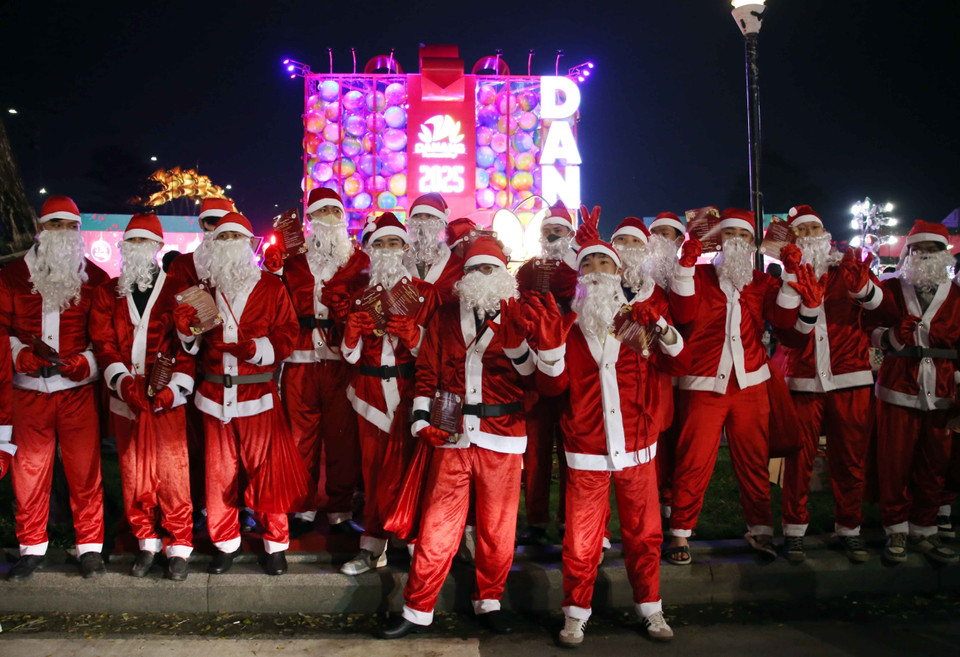 Imagen de Papá Noel en el Festival de Navidad - Año Nuevo en la ciudad de Da Nang 2025. Foto: VNA