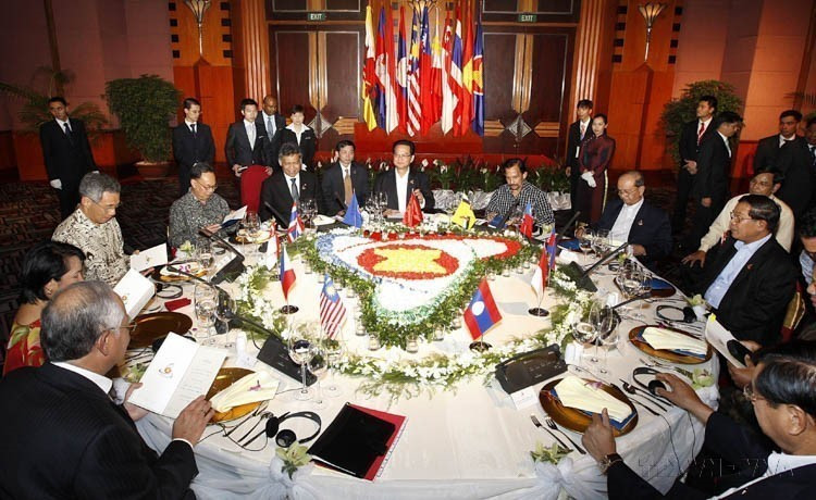 El primer ministro vietnamita Nguyen Tan Dung presidió una cena y trabajó con los jefes de las delegaciones de la ASEAN en el marco de la 16.ª Cumbre de la ASEAN en Hanoi, el 8 de abril de 2010. Foto: VNA