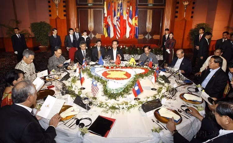 El primer ministro vietnamita Nguyen Tan Dung presidió una cena y trabajó con los jefes de las delegaciones de la ASEAN en el marco de la 16.ª Cumbre de la ASEAN en Hanoi, el 8 de abril de 2010. Foto: VNA