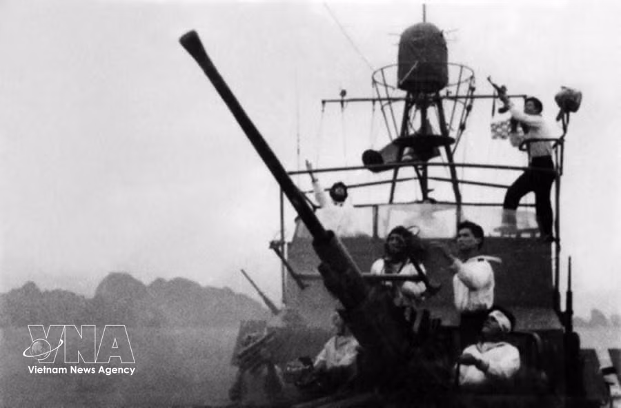 Un buque de la Armada vietnamita responde al ataque de aviones estadounidenses en la provincia de Quang Ninh, durante el combate del 5 de agosto de 1964. Foto: Archivo/VNA