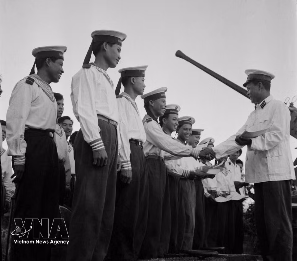 Los marinos que obtuvieron la victoria en el combate contra el destructor USS Maddox el 2 de agosto de 1964 recibieron certificados de reconocimiento del Mando de la Armada. Foto: VNA