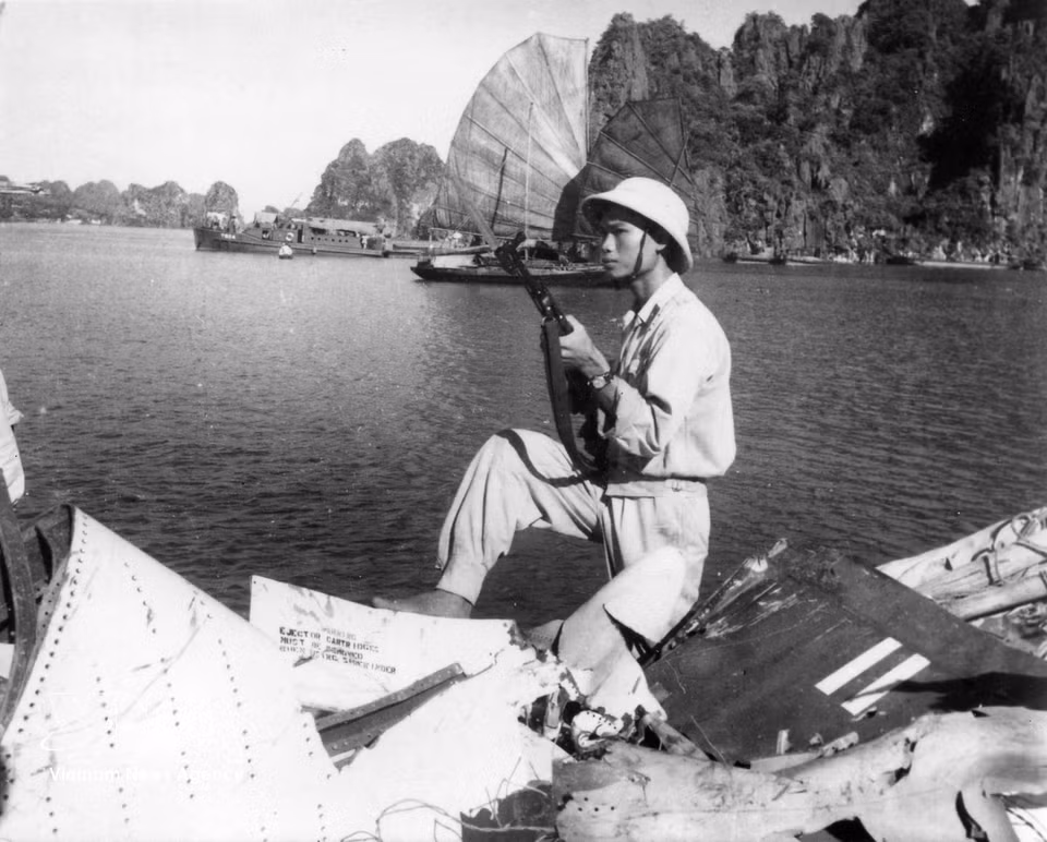 Soldados vietnamitas junto a los restos del avión de reacción A4D, pilotado por el teniente de la Armada estadounidense Everett Alvarez, derribado en la provincia de Quang Ninh, el 5 de agosto de 1964. Foto: VNA.