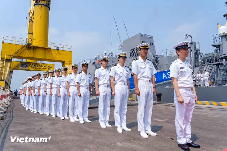 Los oficiales japoneses se forman ordenadamente antes de participar en la ceremonia oficial de bienvenida celebrada en el muelle de Tien Sa. (Foto: Vietnam+)
