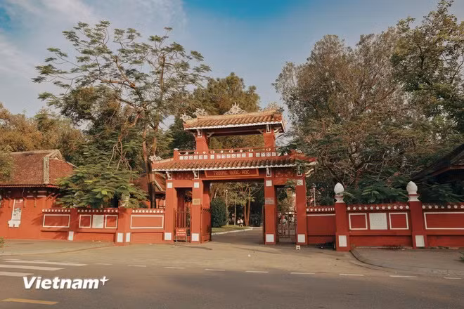 La Escuela Secundaria para Superdotados de Hue siempre ha sido un destino familiar para los turistas que visitan la antigua capital. Foto: VietnamPlus