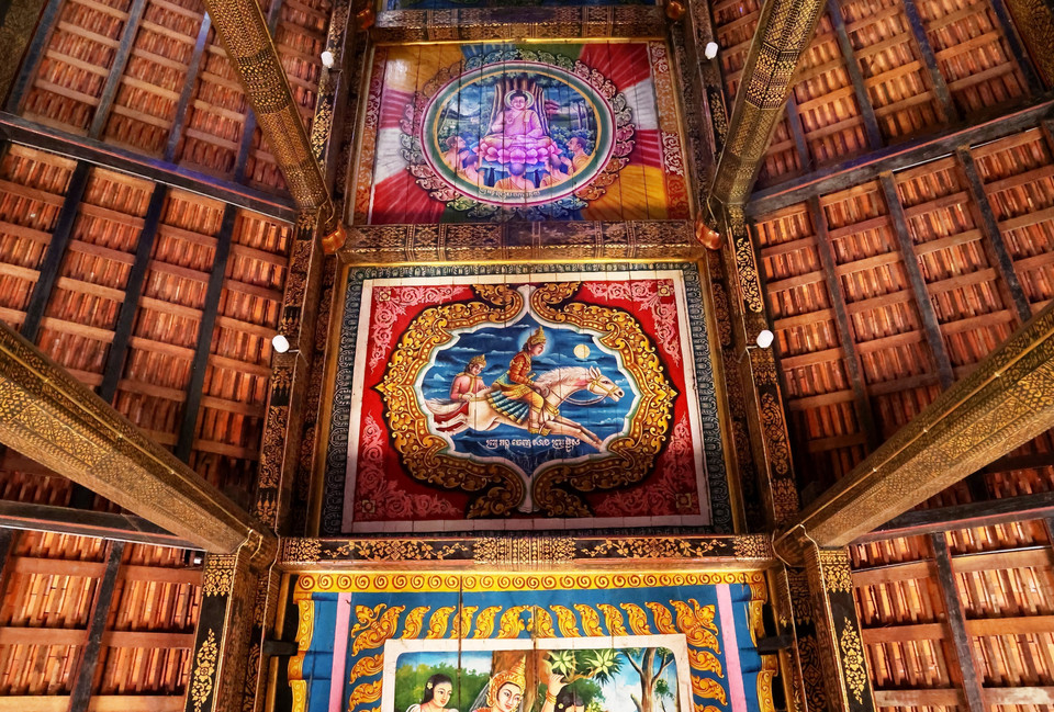 El techo de la sala principal está decorado con grandes murales sobre el nacimiento, la renuncia, la iluminación y el nirvana de Buda Shakyamuni. Foto VNA