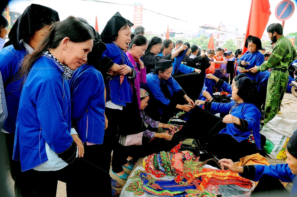 Mujeres de los pueblos Tay y Nung en el mercado de la comuna de Tan Son. Foto: VNA