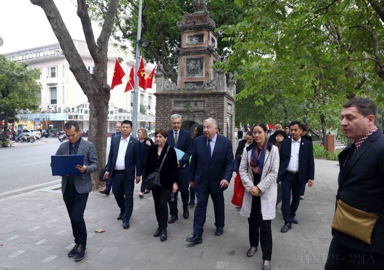 El presidente del Senado de Francia, Gérard Larcher, visita algunos lugares del casco antiguo en el distrito de Hoan Kiem, Hanoi en 2022. Foto: VNA